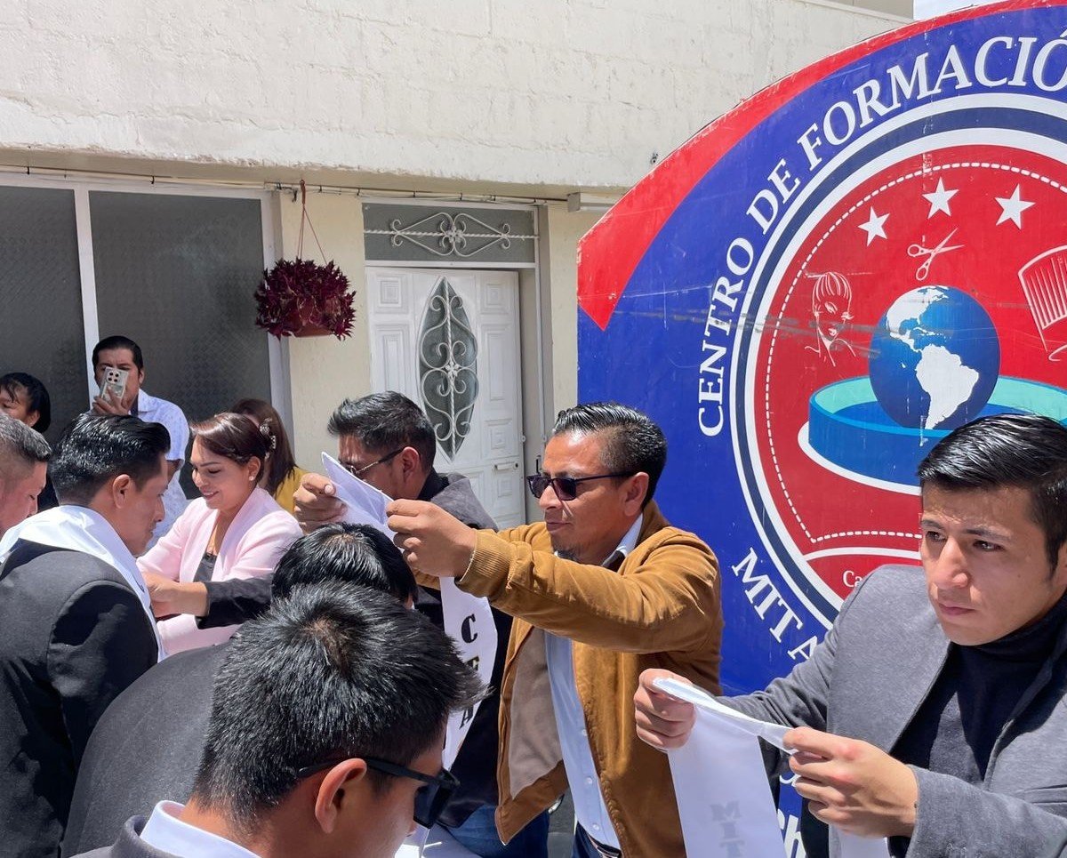 Estudiantes aprendiendo diagnóstico automotriz en Academia DC